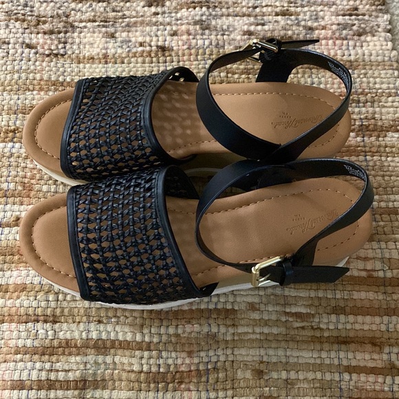 Universal Thread wedge sandal. Size 8.5 - Picture 2 of 6